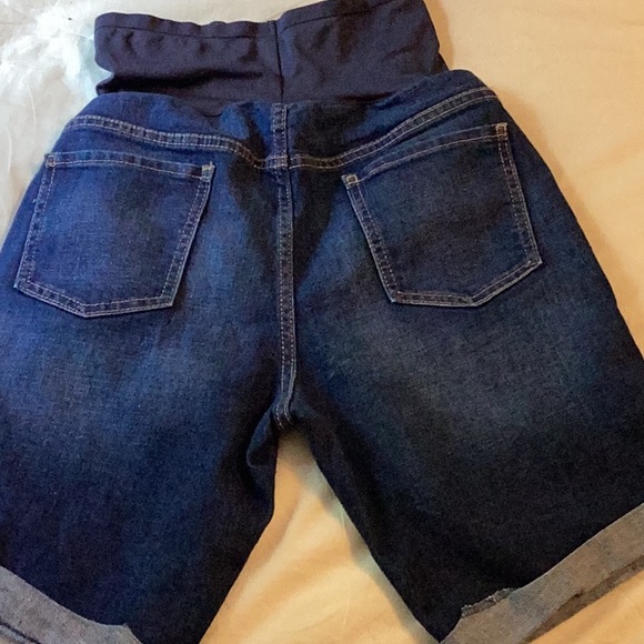 Old navy maternity shorts - Picture 2 of 3